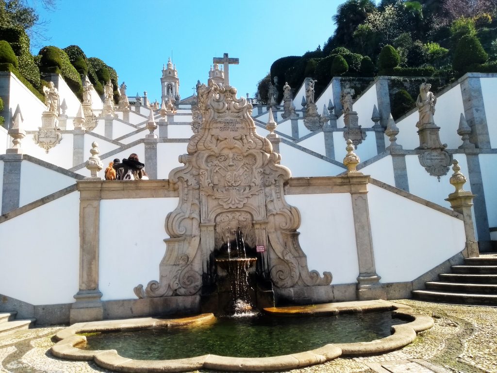 Estátua que segura com as duas mãos a vasilha de água, em Bom Jesus do Monte, Portugal