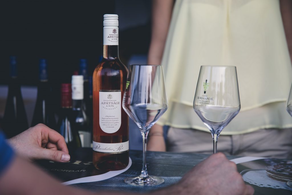 taças e garrafa de vinho em cima de uma mesa