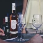 taças e garrafa de vinho em cima de uma mesa